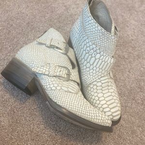 Free bird by Steve Saga white bootie